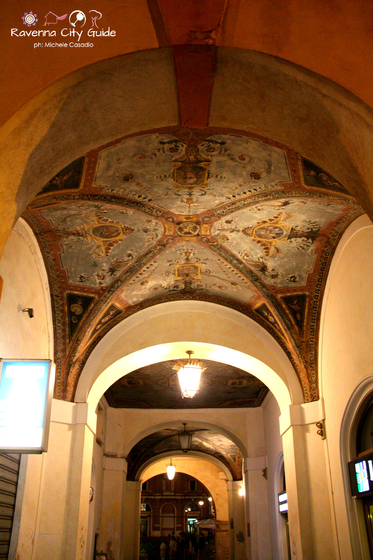 affreschi portici piazza del popolo